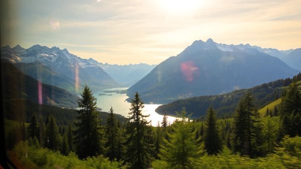 Top 5 raisons de découvrir le pass panorama en train en Suisse
